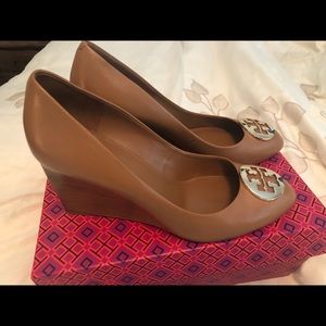 Tory Burch wedge heels in Royal Tan / Gold